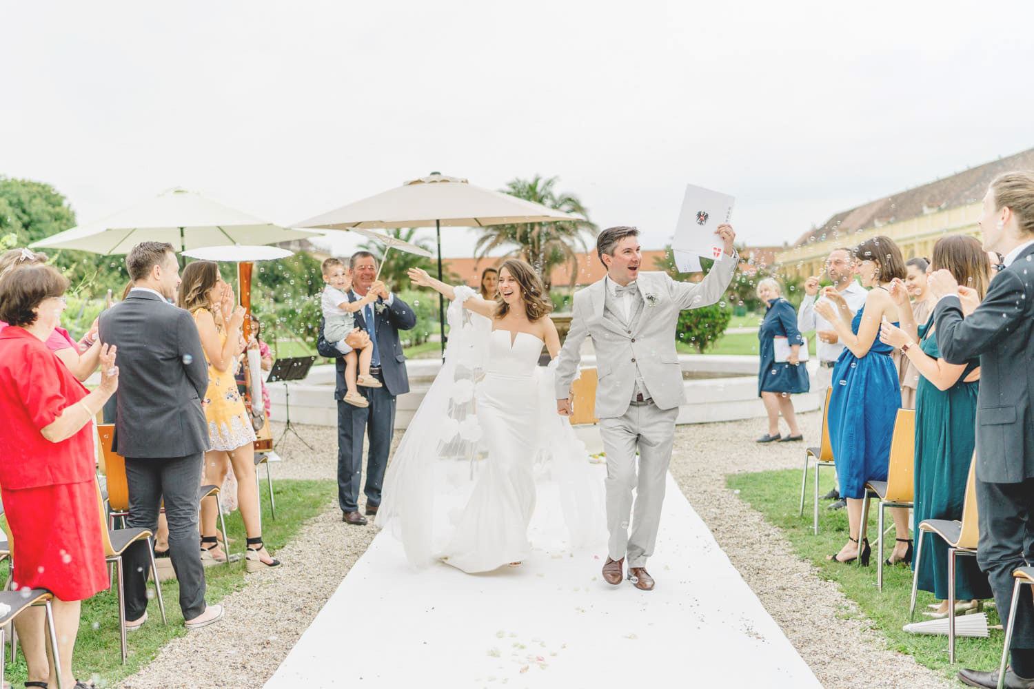 Schloss Schönbrunn Apothekertrakt heiraten draußen im Garten Auszug