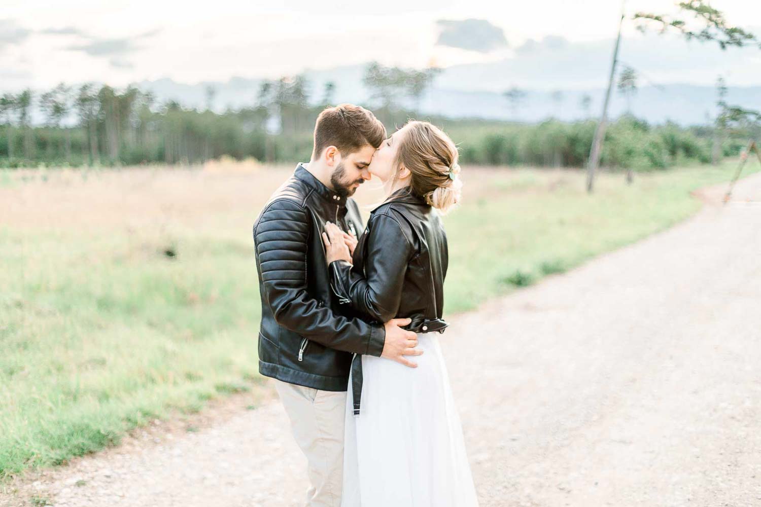 Mödling Hochzeitsfotograf Wien heiraten Wien und Umgebung Palais Hochzeit Luxushochzeit Fineart Hochzeitsfotograf Lederjacken Brautkleid Bohohochzeit