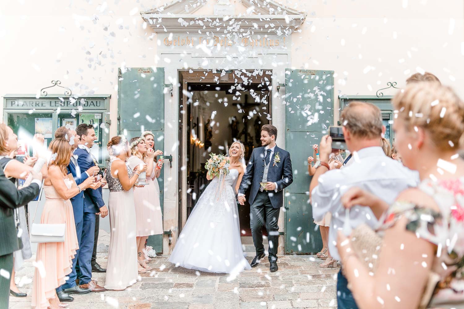 Hochzeitsauszug Kirche heiraten Stranddomizil Wien Hochzeitsfotograf