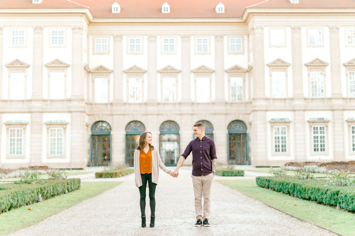 Hochzeitsfotograf Wien helle Hochzeitsfotos Paarfotos Mödling Wien Paarfotoshooting Palais Liechtenstein Wien Verlobungsfotos Tipps Posing 