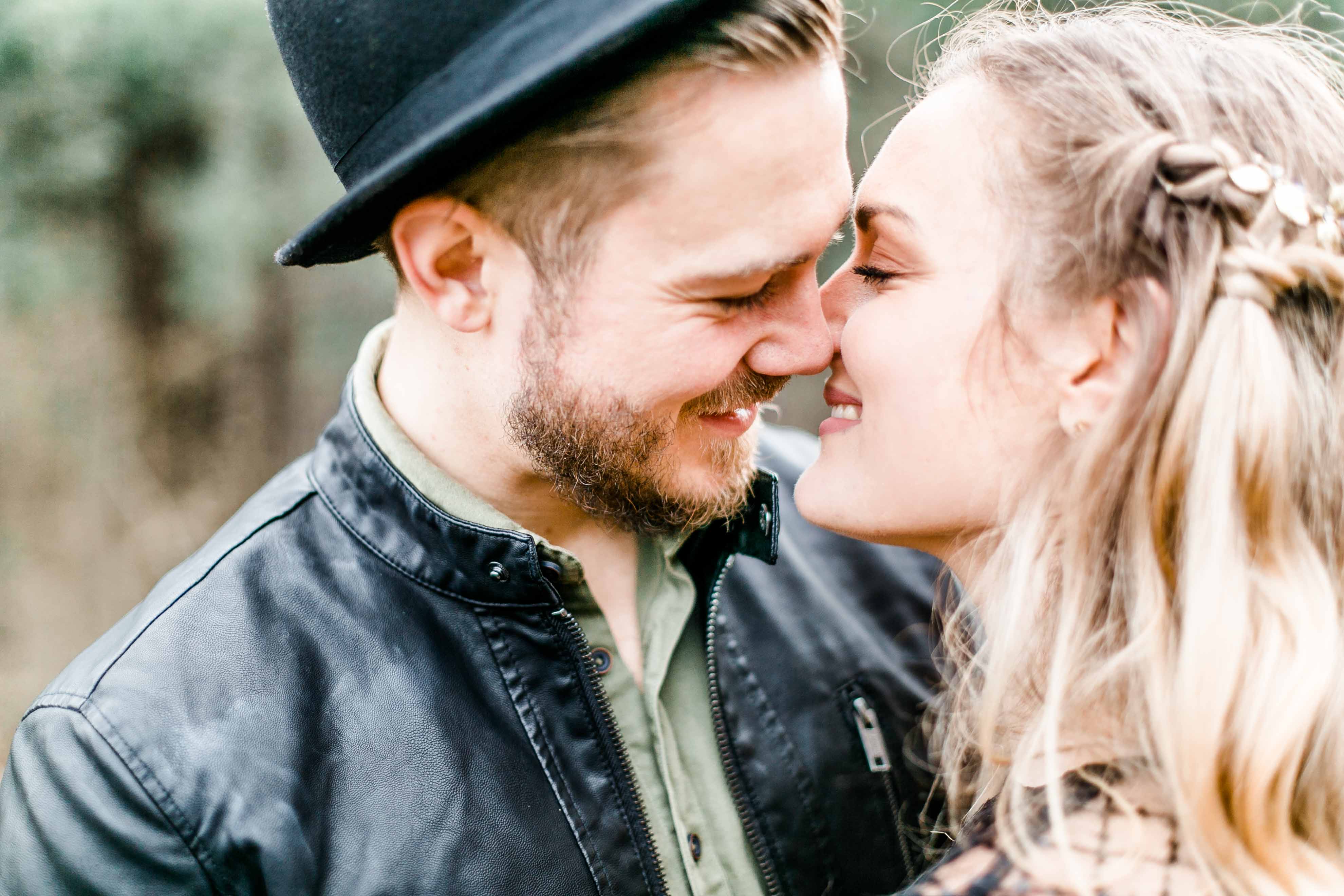 Paar Fotoshooting Wien verliebte Fotos Natur Paashooting Posen