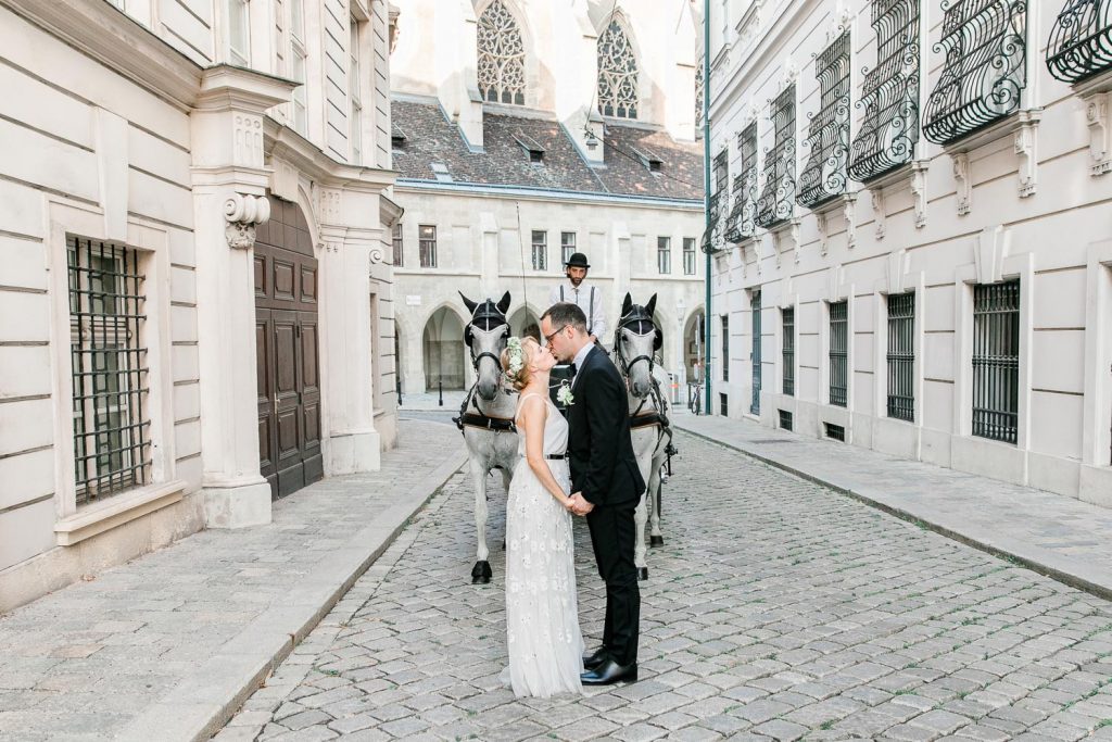 Mödling Hochzeitsfotograf Wien heiraten Palais Coburg Hochzeit Fiaker fahren