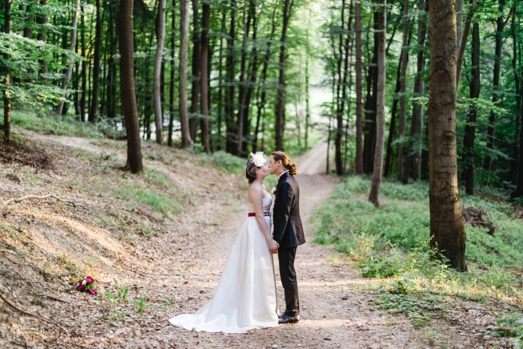 Hochzeit in Niederösterreich Hochzeitsfotos im Wald Scheunenhochzeit Hochzeitsfotograf Bonkawirt Zeremonie im Freien