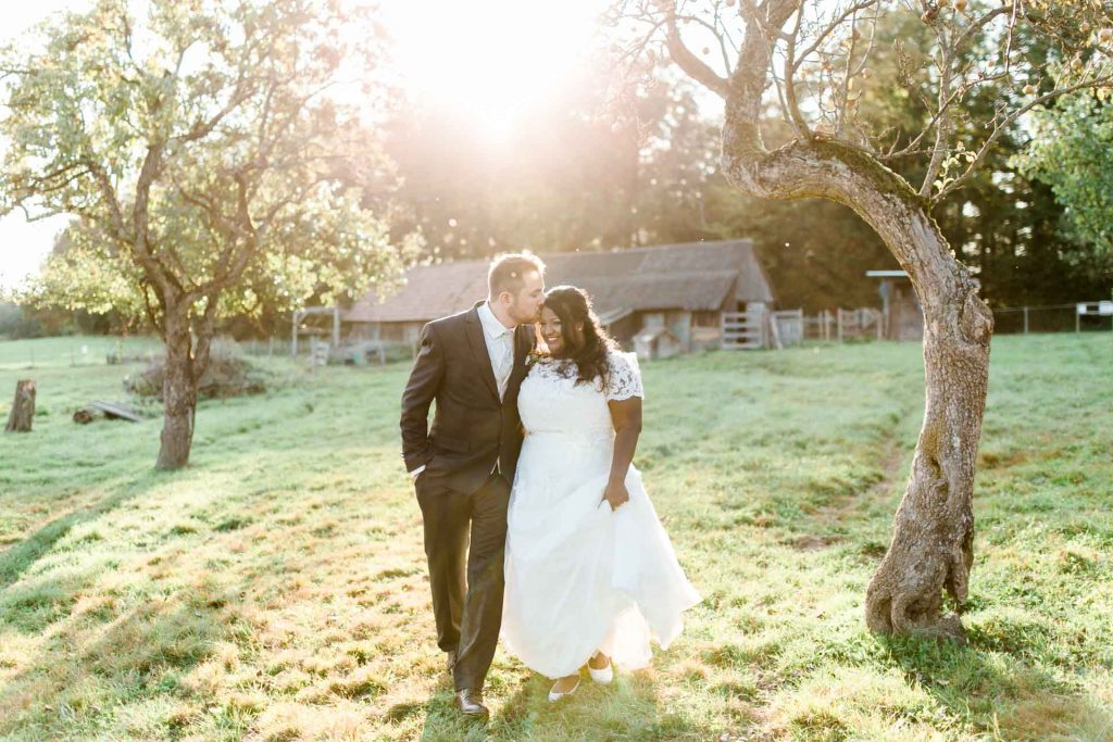 Paarfotos Hochzeit, Hochzeitsfotos Wien, Hochzeitsfotos im Mirli, Hochzeitslocation Mirli, Hochzeitsfotograf Niederösterreich, natürliche Hochzeitsfotos, Hochzeit mit Tieren, Hochzeitsfotos im Sonnenuntergang, Hochzeitsfotograf Wien