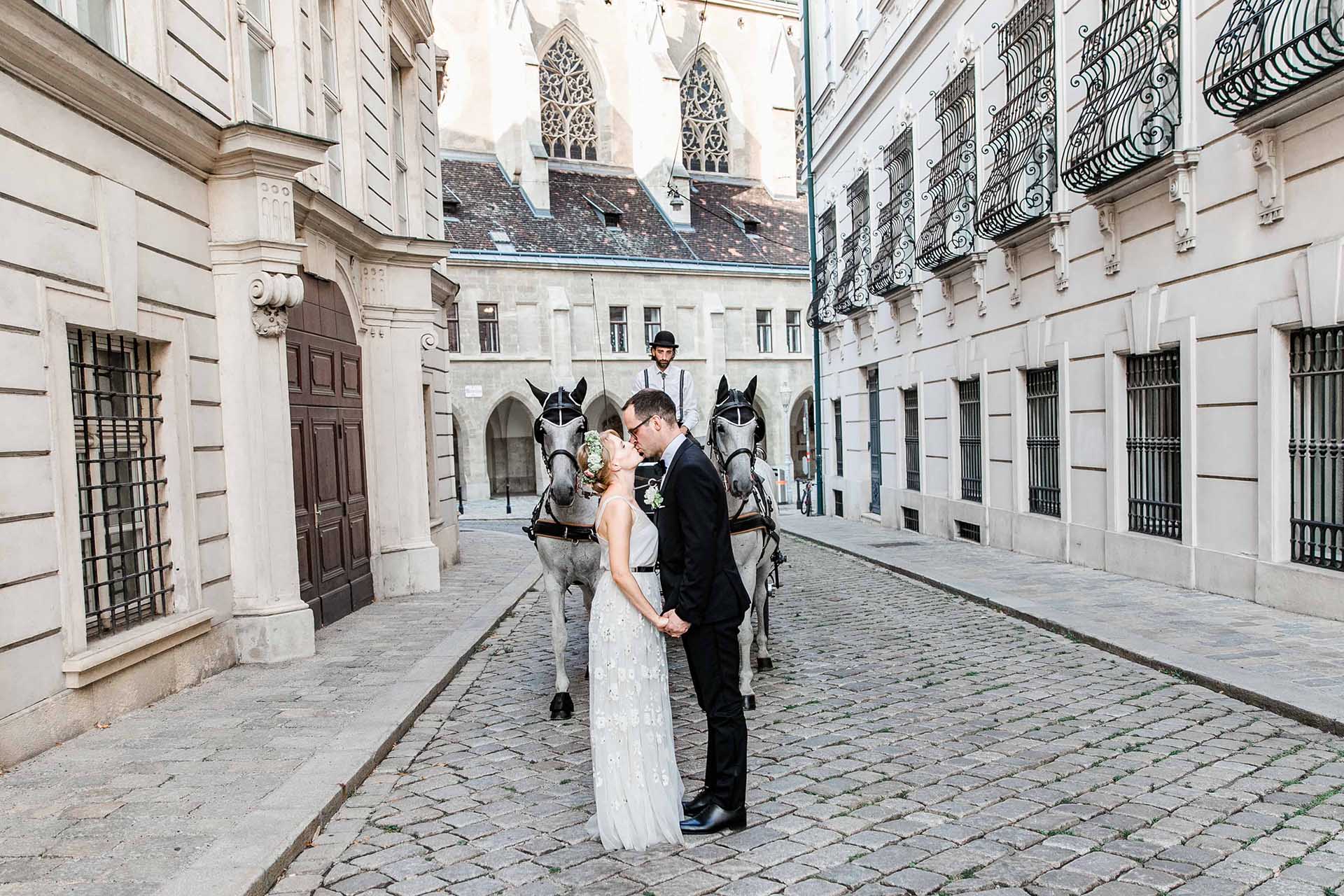 Denise Kerstin Hochzeitsfotograf Wien Hochzeit in Wien Palais Coburg heiraten Fine-Art Fotos Fiakerfahrt Wien Tiffany Verlobungsring Hochzeit Palais Coburg Hochzeitsfotos Fiaker fahren