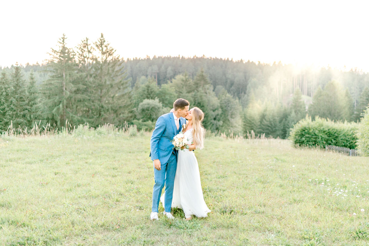 Hochzeitsfotos bohohochzeit Brautpaarfotos Sonnenuntergang freie Trauung Hochzeitsguide Hochzeitstipps Hochzeitsfotograf Wien Fine Art helle Hochzeitsfotos