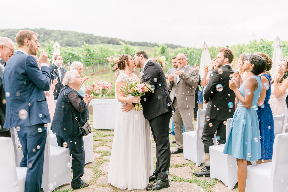 Hochzeit im Schreiberhaus Paarshooting heiraten outdoor Heurigenhochzeit heiraten Weingut Hochzeitskleid heyday