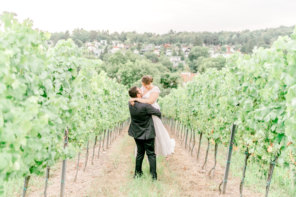 Hochzeit im Schreiberhaus Paarshooting heiraten outdoor Heurigenhochzeit heiraten Weingut Hochzeitskleid heyday