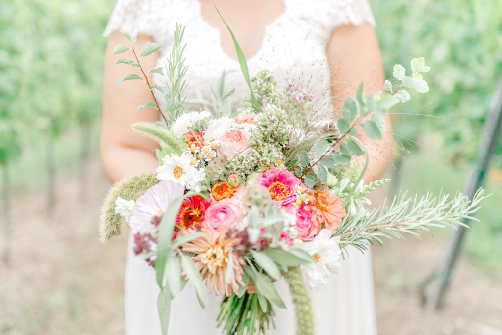 Hochzeit im Schreiberhaus Paarshooting heiraten outdoor Heurigenhochzeit heiraten Weingut Hochzeitskleid heyday