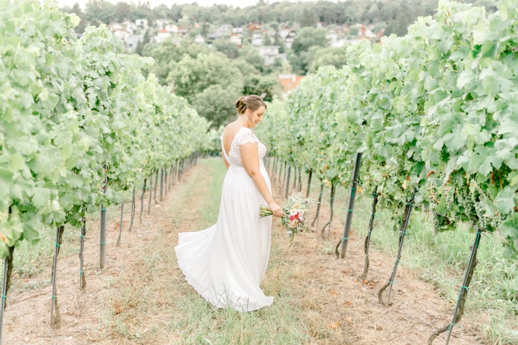Hochzeit im Schreiberhaus Paarshooting heiraten outdoor Heurigenhochzeit heiraten Weingut Hochzeitskleid heyday