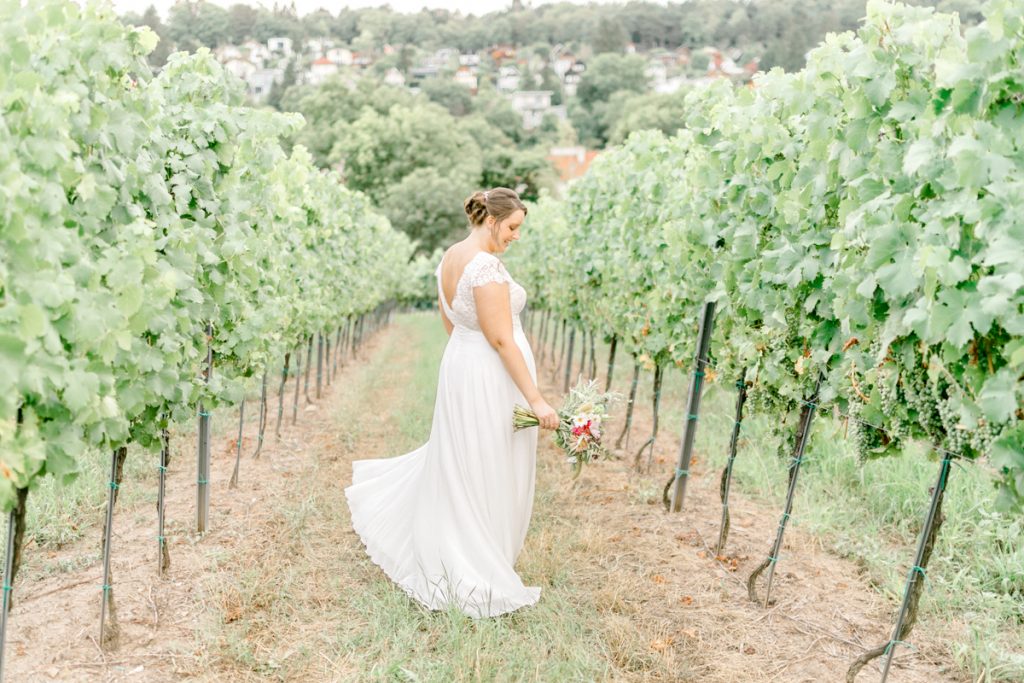 Hochzeit im Schreiberhaus Paarshooting heiraten outdoor Heurigenhochzeit heiraten Weingut Hochzeitskleid heyday