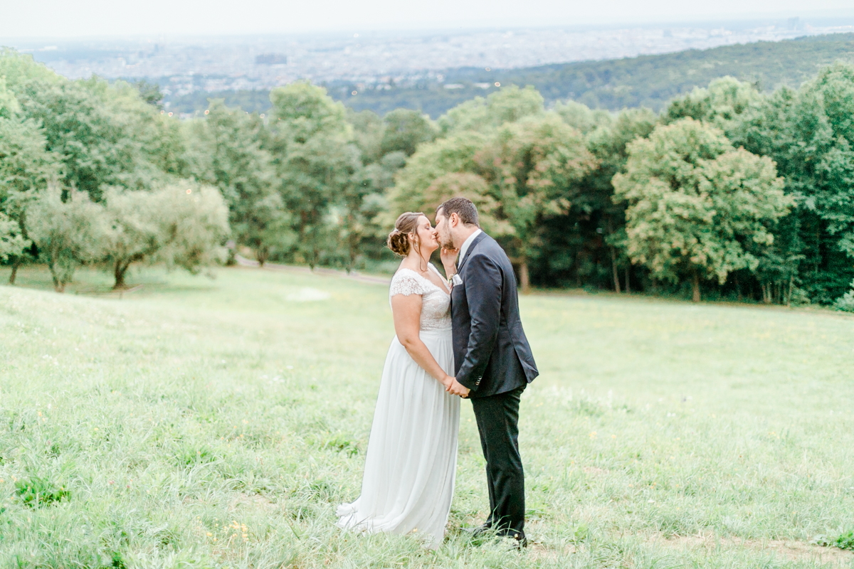 Hochzeit im Schreiberhaus Paarshooting heiraten outdoor Heurigenhochzeit heiraten Weingut Hochzeitskleid heyday