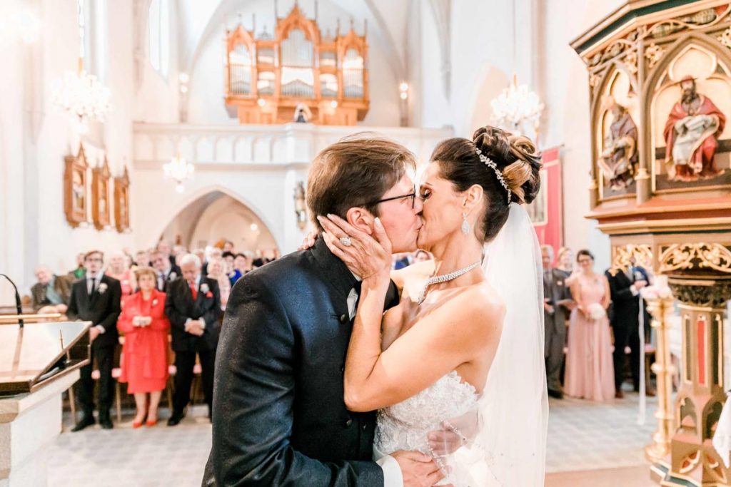 Kirchliche Hochzeit vor der Hochzeitsfeier in der Hochzeitslocation Fontana Hochzeitsfotograf Niederösterreich Hochzeitsfotograf Wien Mödling First Kiss Brautkuss