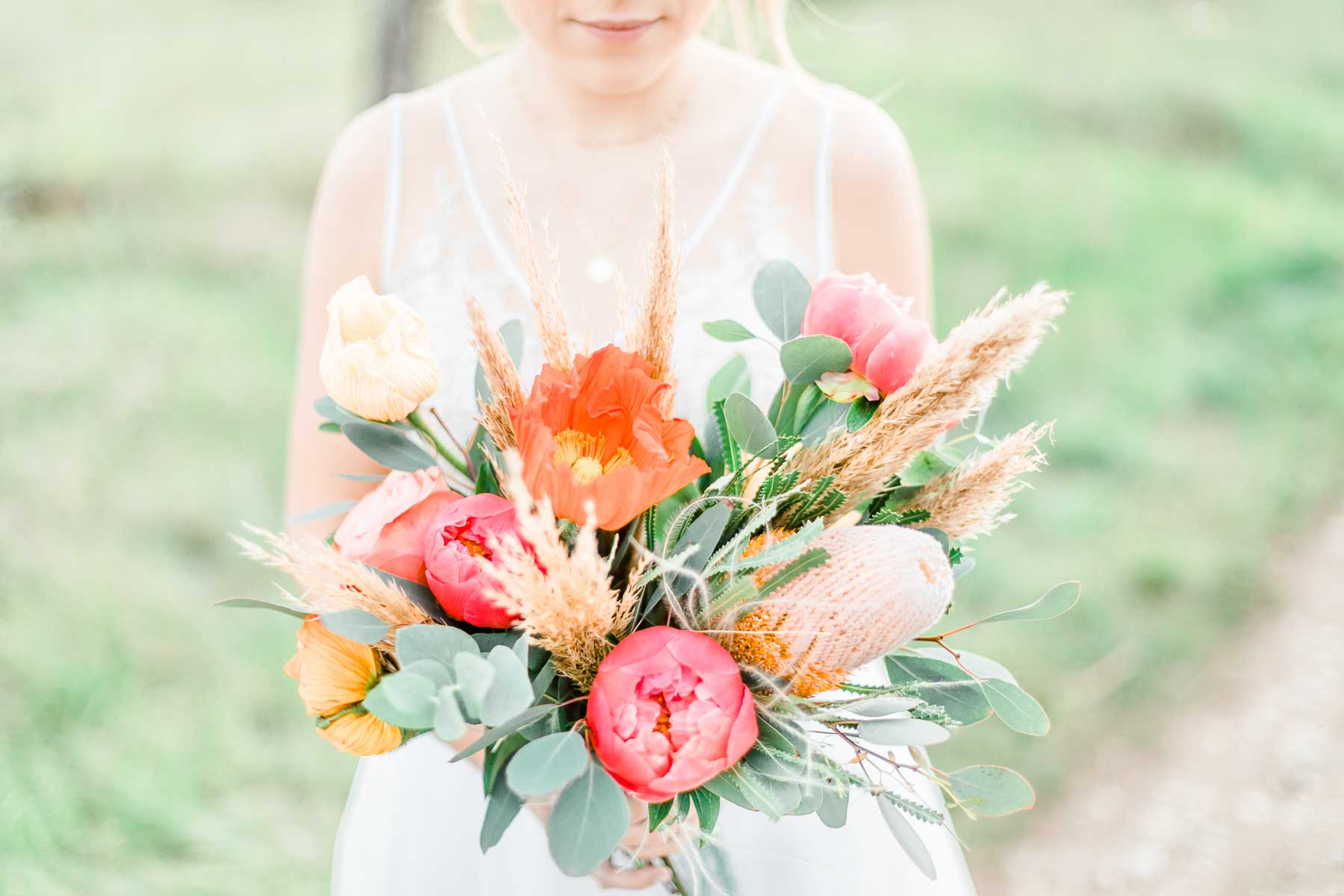 Hochzeit im Freien Zeremonie outdoor Simone Steiner Bridal Hochzeitskleid Baden Niederösterreich Lederjacke Hochzeitskleid Poncho Jeansjacke heiraten Hochzeitsfotograf Mödling heiraten Brautpaarfotos Paarfotos Hochzeit