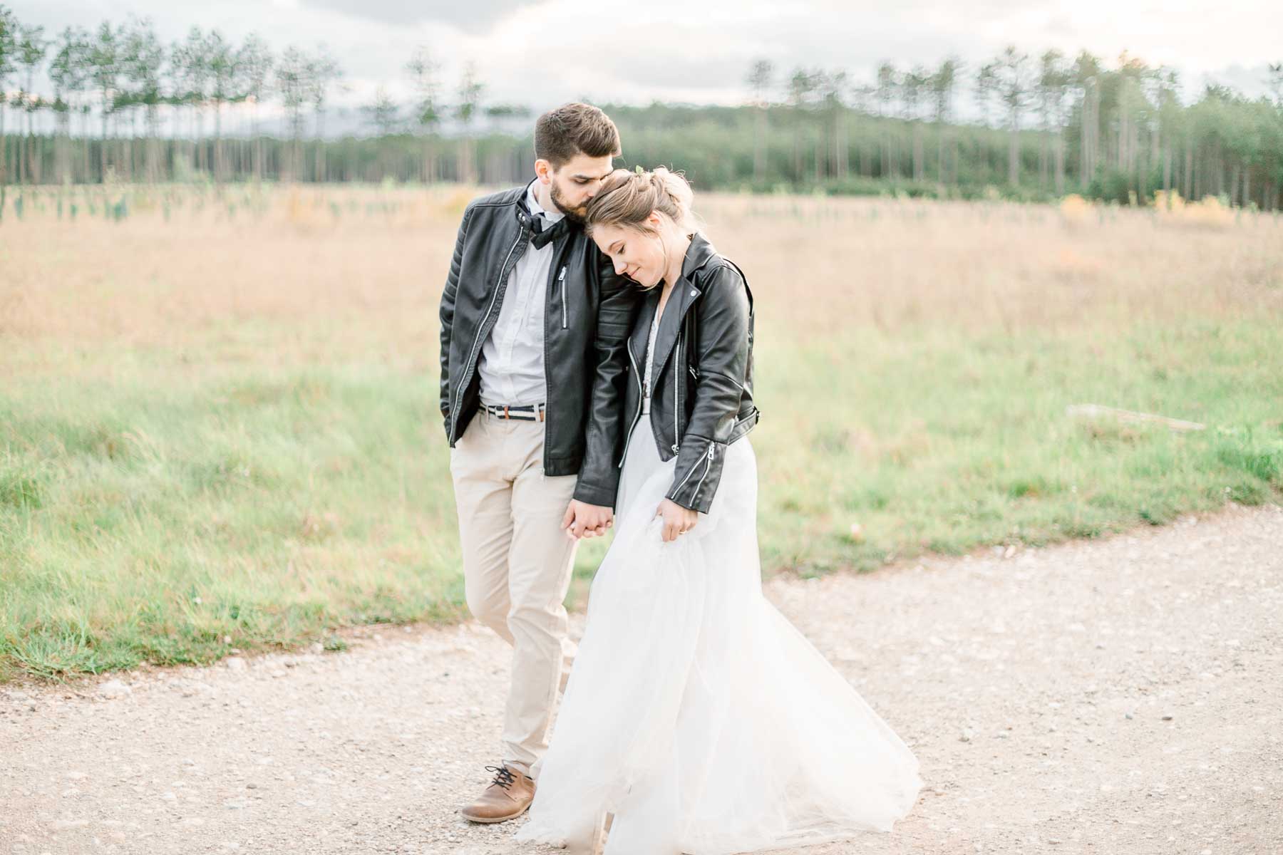 Hochzeit im Freien Zeremonie outdoor Simone Steiner Bridal Hochzeitskleid Baden Niederösterreich Lederjacke Hochzeitskleid Poncho Jeansjacke heiraten Hochzeitsfotograf Mödling heiraten Brautpaarfotos Paarfotos Hochzeit