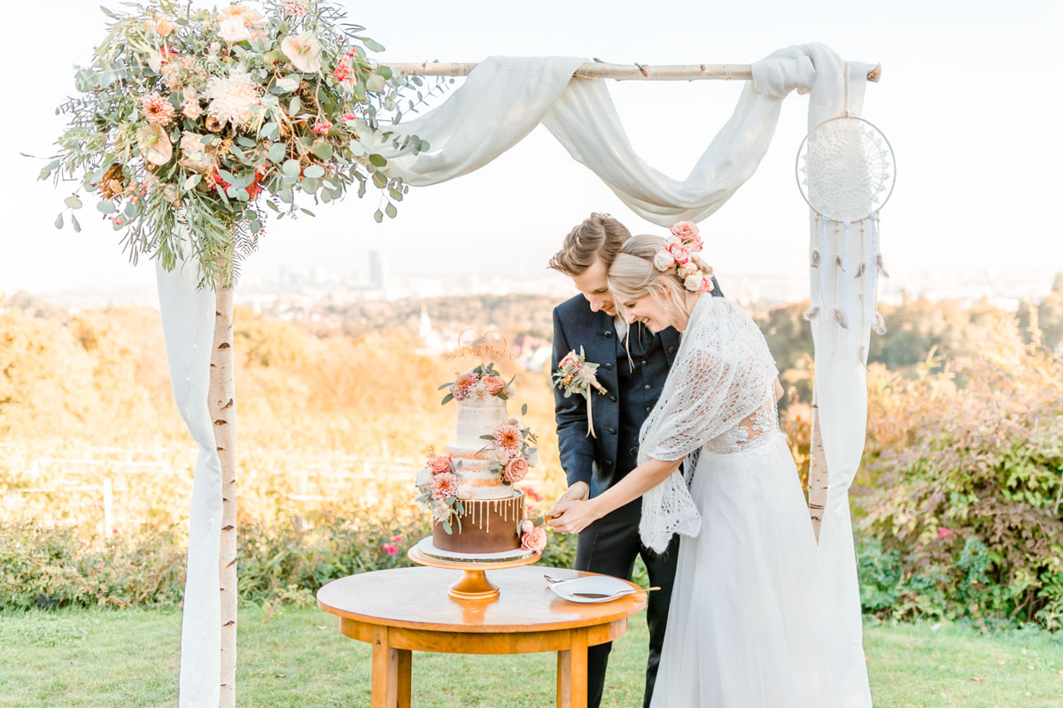 Weingärten heiraten Hochzeitsfotos Hochzeit Weingut Reisenberg heiraten outdoorwedding im Freien heiraten in Wien Dekoration Tafel Boho Hochzeitstorte am Nachmittag