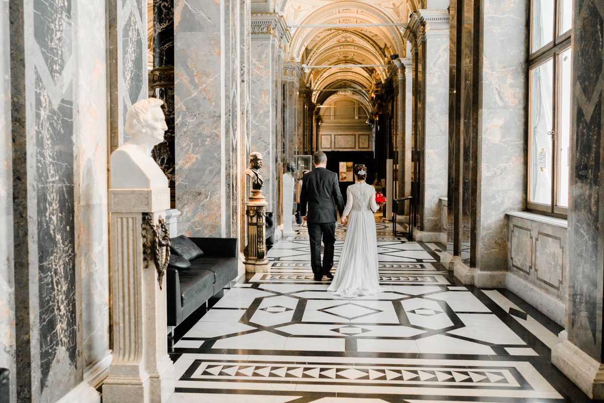 standesamtlich heiraten in Wien Hochzeit naturhistorisches Museum heiraten Wien Innenstadt paarfotos