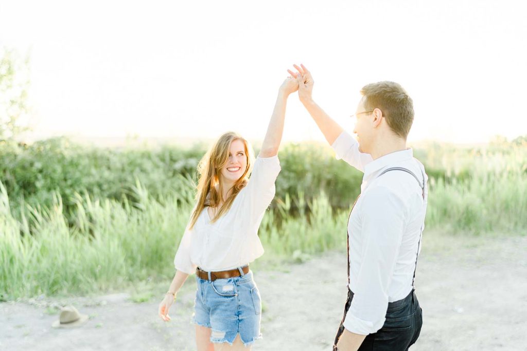 Verlobungsfotos im Grünen Verlobungsfotos in der Natur Verlobungsfotos Wien Hochzeitsfotograf Wien Hochzeitsfotos Paarfotos Wien Paarfotograf Paarfotoshooting