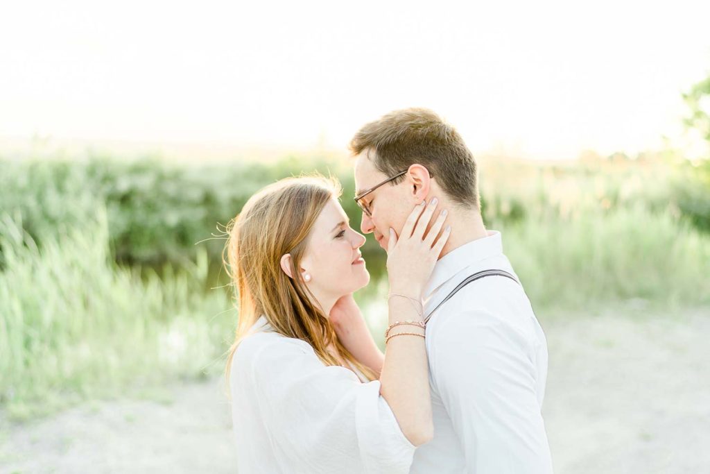 Verlobungsfotos im Grünen Verlobungsfotos in der Natur Verlobungsfotos Wien Hochzeitsfotograf Wien Hochzeitsfotos Paarfotos Wien Paarfotograf Paarfotoshooting