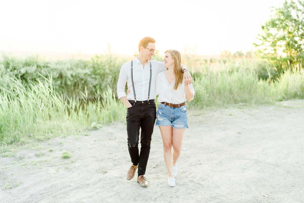 Verlobungsfotos im Grünen Verlobungsfotos in der Natur Verlobungsfotos Wien Hochzeitsfotograf Wien Hochzeitsfotos Paarfotos Wien Paarfotograf Paarfotoshooting