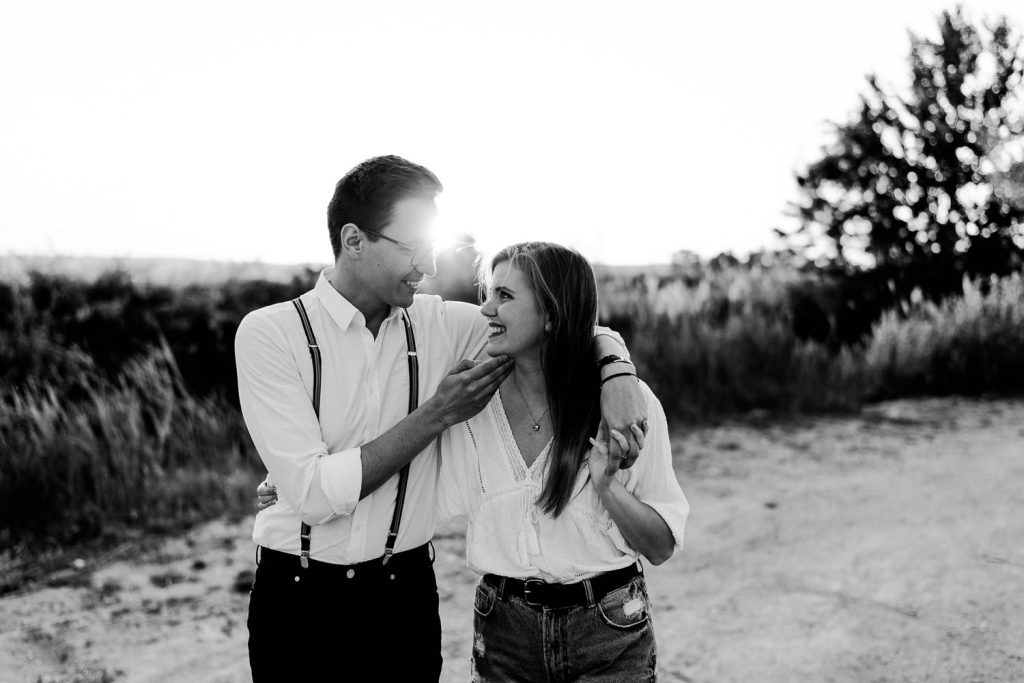 Verlobungsfotos im Grünen Verlobungsfotos in der Natur Verlobungsfotos Wien Hochzeitsfotograf Wien Hochzeitsfotos Paarfotos Wien Paarfotograf Paarfotoshooting