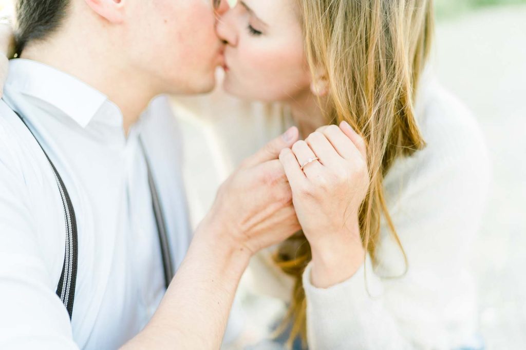 Verlobungsfotos im Grünen Verlobungsfotos in der Natur Verlobungsfotos Wien Hochzeitsfotograf Wien Hochzeitsfotos Paarfotos Wien Paarfotograf Paarfotoshooting