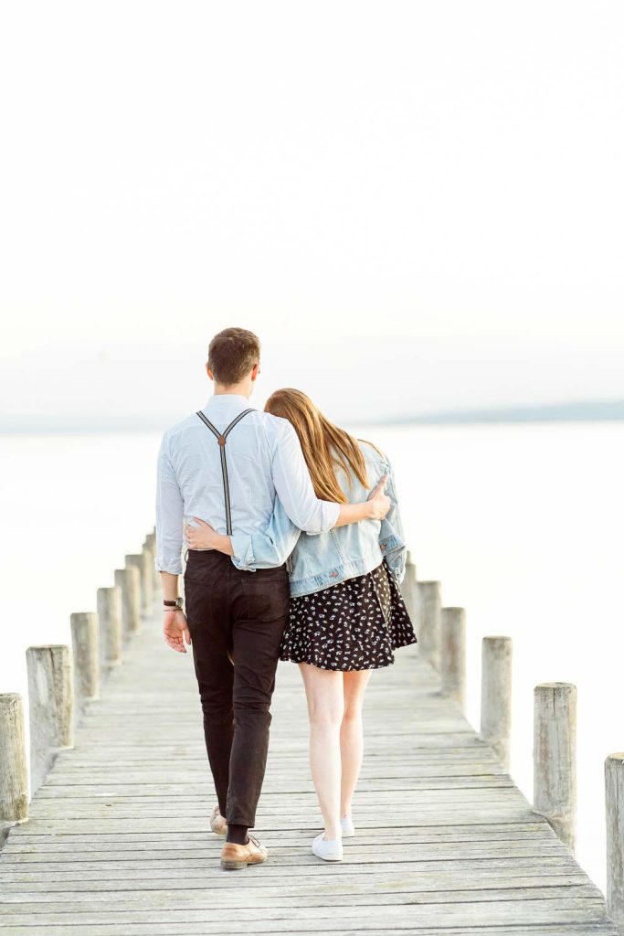 Verlobungsfotos im Grünen Verlobungsfotos in der Natur Verlobungsfotos Wien Hochzeitsfotograf Wien Hochzeitsfotos Paarfotos Wien Paarfotograf Paarfotoshooting Neusiedlersee am Steg