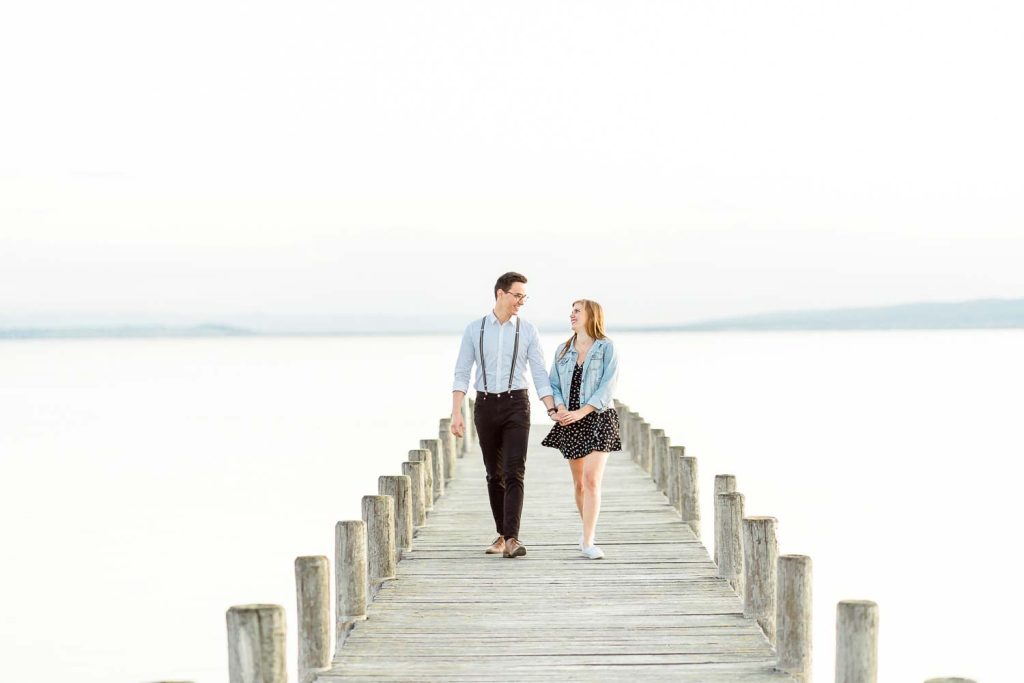 Verlobungsfotos im Grünen Verlobungsfotos in der Natur Verlobungsfotos Wien Hochzeitsfotograf Wien Hochzeitsfotos Paarfotos Wien Paarfotograf Paarfotoshooting Neusiedlersee am Steg