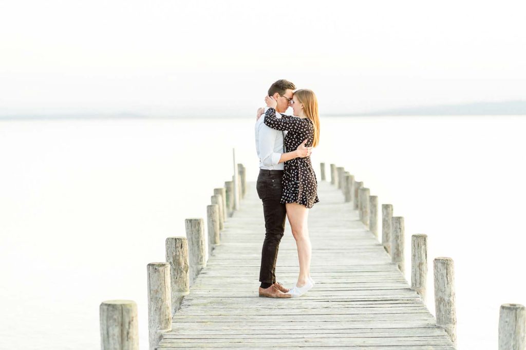 Verlobungsfotos im Grünen Verlobungsfotos in der Natur Verlobungsfotos Wien Hochzeitsfotograf Wien Hochzeitsfotos Paarfotos Wien Paarfotograf Paarfotoshooting Neusiedlersee am Steg