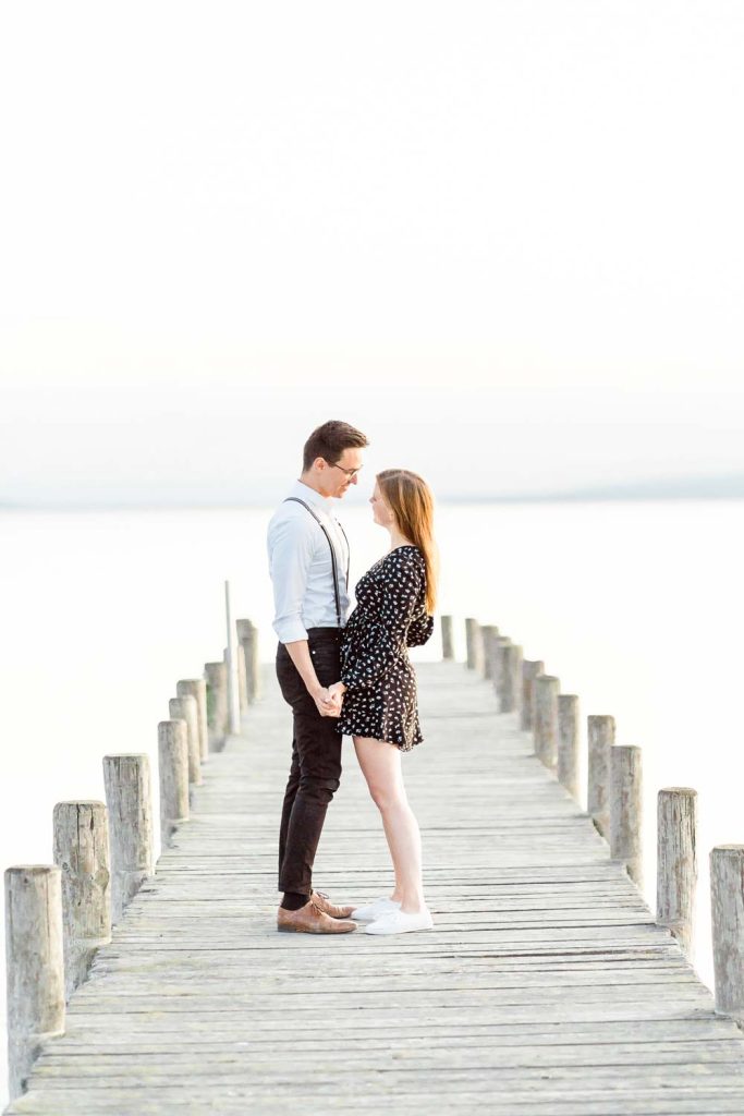 Verlobungsfotos im Grünen Verlobungsfotos in der Natur Verlobungsfotos Wien Hochzeitsfotograf Wien Hochzeitsfotos Paarfotos Wien Paarfotograf Paarfotoshooting Neusiedlersee am Steg