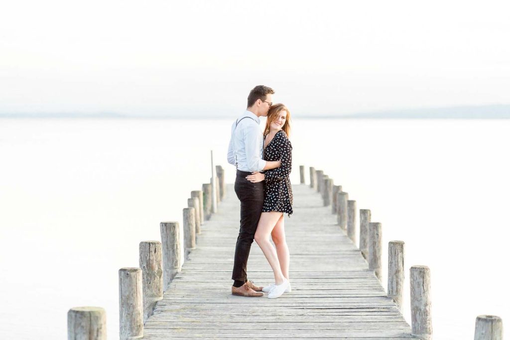 Verlobungsfotos im Grünen Verlobungsfotos in der Natur Verlobungsfotos Wien Hochzeitsfotograf Wien Hochzeitsfotos Paarfotos Wien Paarfotograf Paarfotoshooting Neusiedlersee am Steg
