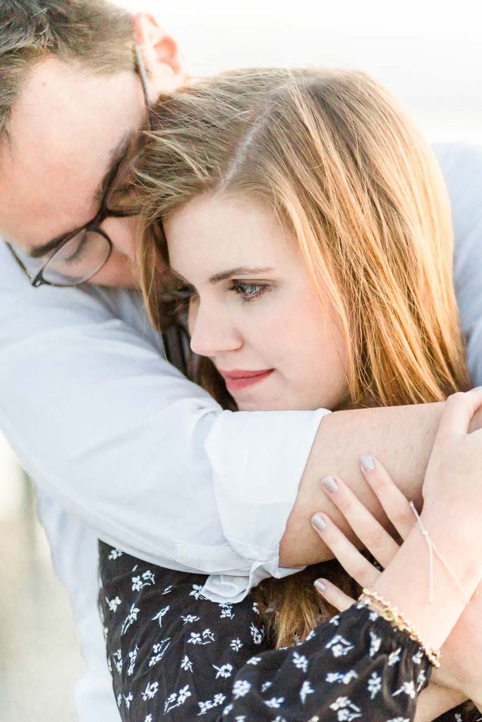 Verlobungsfotos im Grünen Verlobungsfotos in der Natur Verlobungsfotos Wien Hochzeitsfotograf Wien Hochzeitsfotos Paarfotos Wien Paarfotograf Paarfotoshooting Neusiedlersee am Steg