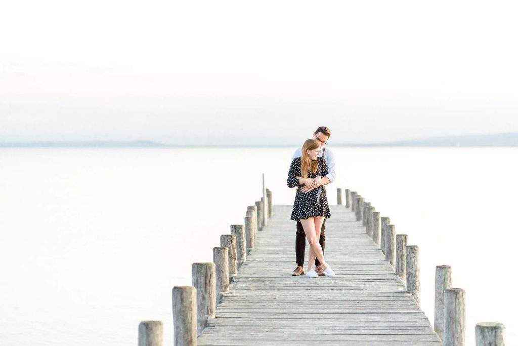 Verlobungsfotos im Grünen Verlobungsfotos in der Natur Verlobungsfotos Wien Hochzeitsfotograf Wien Hochzeitsfotos Paarfotos Wien Paarfotograf Paarfotoshooting Neusiedlersee am Steg