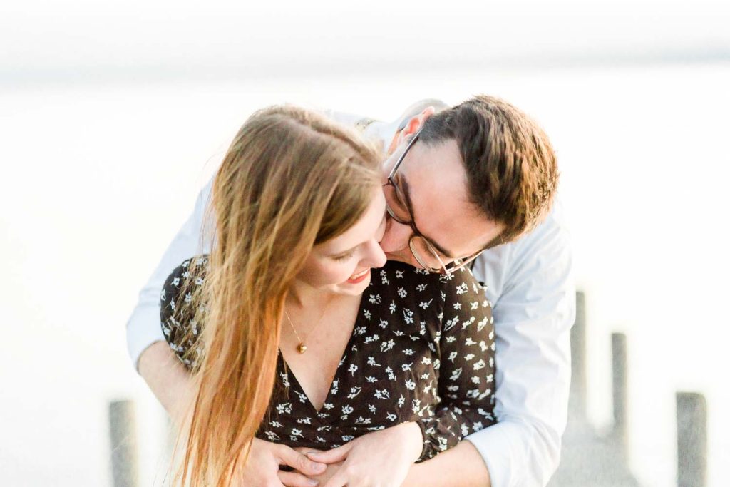 Verlobungsfotos im Grünen Verlobungsfotos in der Natur Verlobungsfotos Wien Hochzeitsfotograf Wien Hochzeitsfotos Paarfotos Wien Paarfotograf Paarfotoshooting Neusiedlersee am Steg