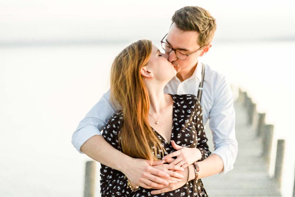 Verlobungsfotos im Grünen Verlobungsfotos in der Natur Verlobungsfotos Wien Hochzeitsfotograf Wien Hochzeitsfotos Paarfotos Wien Paarfotograf Paarfotoshooting Neusiedlersee am Steg