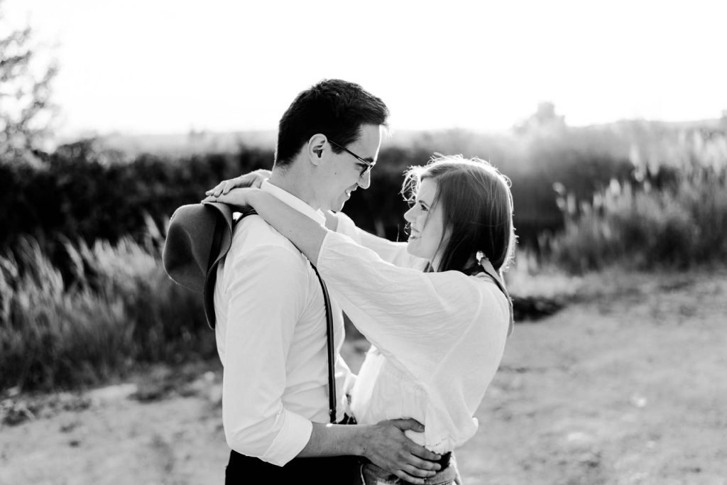 Verlobungsfotos im Grünen Verlobungsfotos in der Natur Verlobungsfotos Wien Hochzeitsfotograf Wien Hochzeitsfotos Paarfotos Wien Paarfotograf Paarfotoshooting