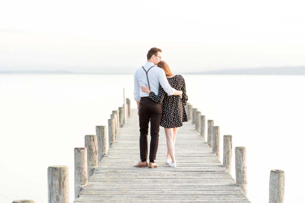 Verlobungsfotos im Grünen Verlobungsfotos in der Natur Verlobungsfotos Wien Hochzeitsfotograf Wien Hochzeitsfotos Paarfotos Wien Paarfotograf Paarfotoshooting Neusiedlersee am Steg