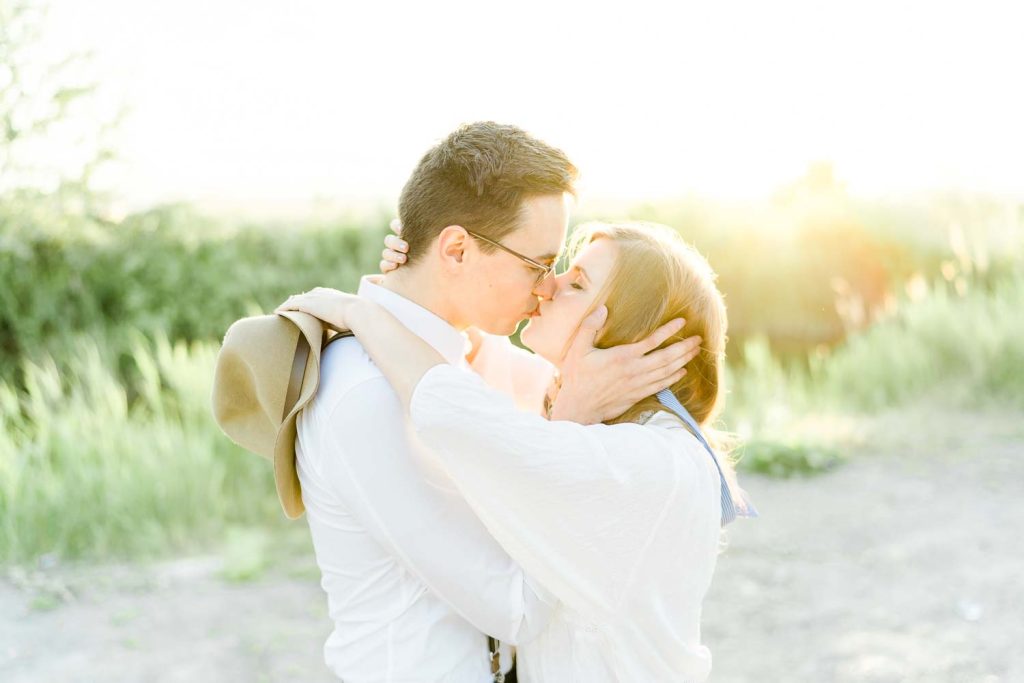 Verlobungsfotos im Grünen Verlobungsfotos in der Natur Verlobungsfotos Wien Hochzeitsfotograf Wien Hochzeitsfotos Paarfotos Wien Paarfotograf Paarfotoshooting