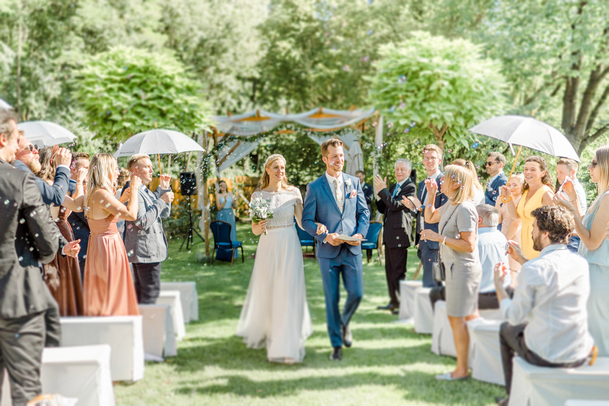 Stadtflucht Bergmühle Hochzeitslocation Niederösterreich Sitzgelegenheiten Hochzeit heiraten im Freien First Look Karussell heiraten