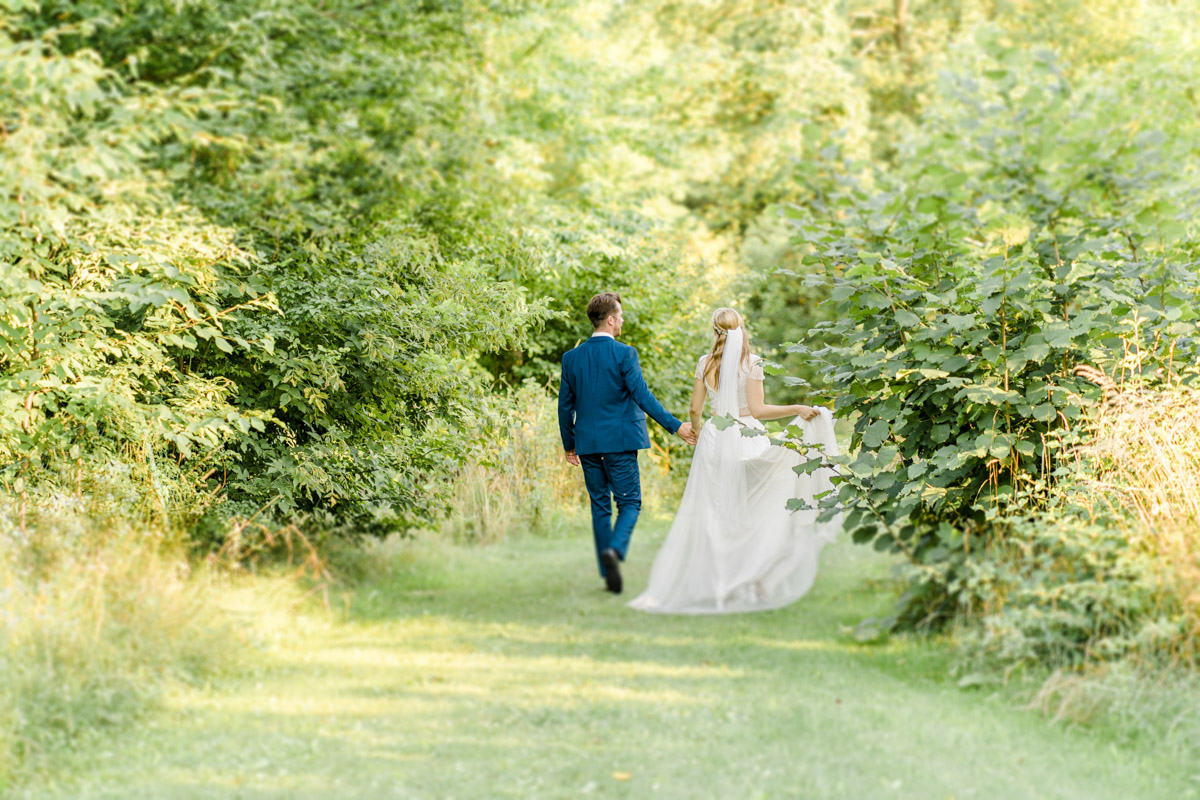 Stadtflucht Bergmühle Hochzeitslocation Niederösterreich Sitzgelegenheiten Hochzeit heiraten im Freien First Look Karussell heiraten
