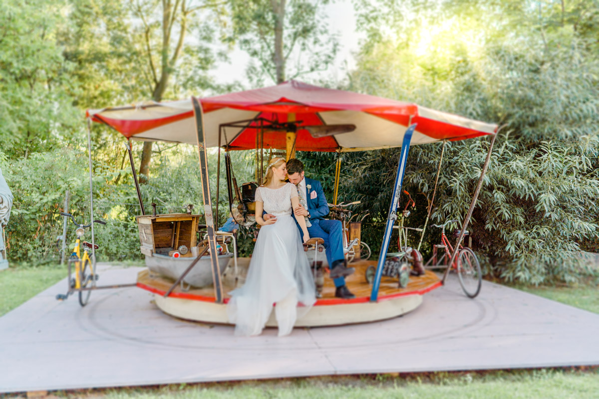 Stadtflucht Bergmühle Hochzeitslocation Niederösterreich Sitzgelegenheiten Hochzeit heiraten im Freien First Look Karussell heiraten