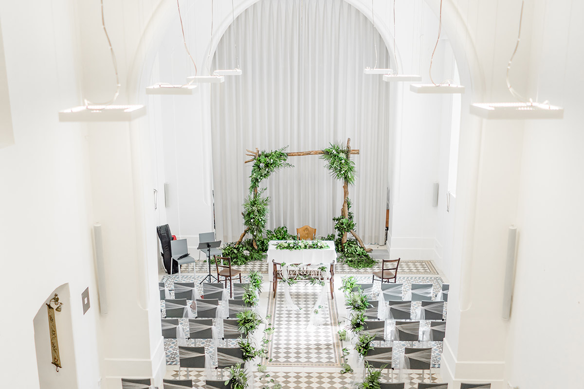 heiraten Refugium Hochstrass Hochzeit im Freien heiraten standesamtliche Trauung Zeremonie greenery Hochzeit Brautpaarfotos Wald Rauchbomben Zeremoniebogen