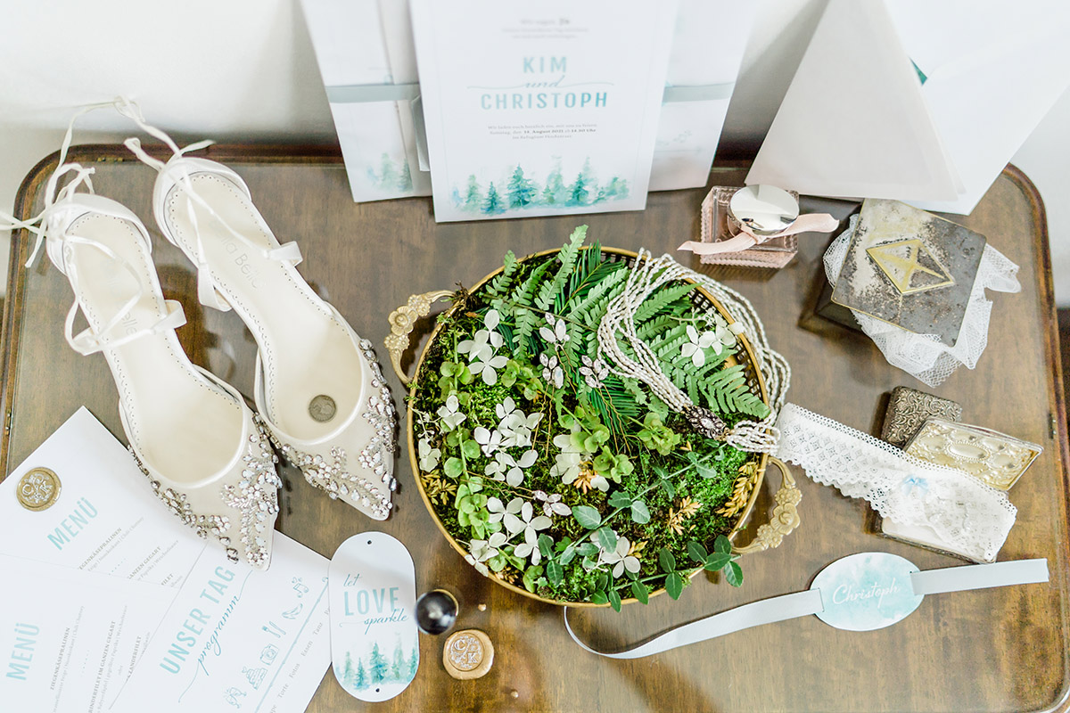 heiraten Refugium Hochstrass Hochzeit im Freien heiraten standesamtliche Trauung Zeremonie greenery Hochzeit Brautpaarfotos Wald Rauchbomben Brautportrait