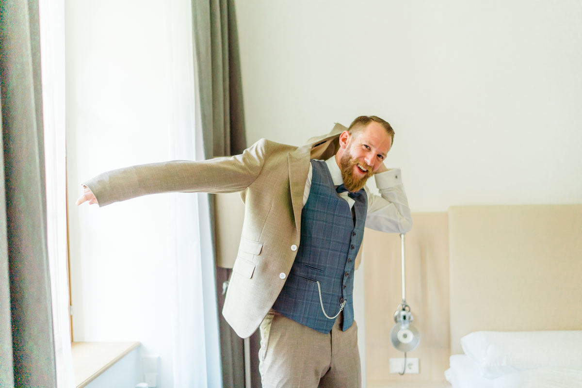 heiraten Refugium Hochstrass Hochzeit im Freien heiraten standesamtliche Trauung Zeremonie greenery Hochzeit Brautpaarfotos Wald Rauchbomben Brautportrait Getting Ready