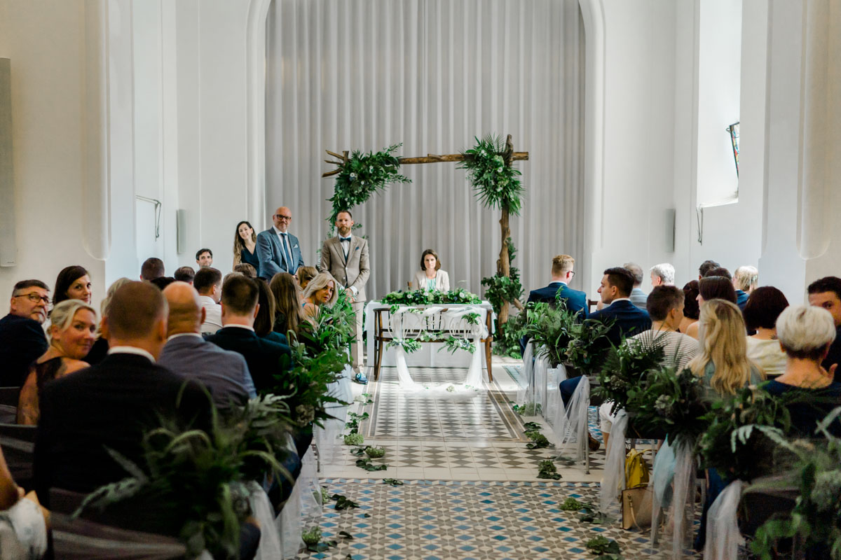 heiraten Refugium Hochstrass Hochzeit im Freien heiraten standesamtliche Trauung Zeremonie greenery Hochzeit Brautpaarfotos Wald Rauchbomben Zeremoniebogen