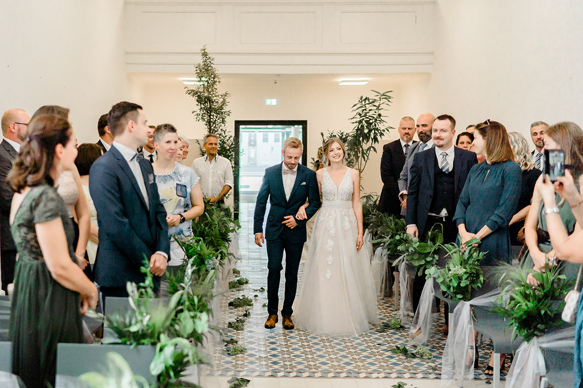 heiraten Refugium Hochstrass Hochzeit im Freien heiraten standesamtliche Trauung Zeremonie greenery Hochzeit Brautpaarfotos Wald Rauchbomben Zeremoniebogen