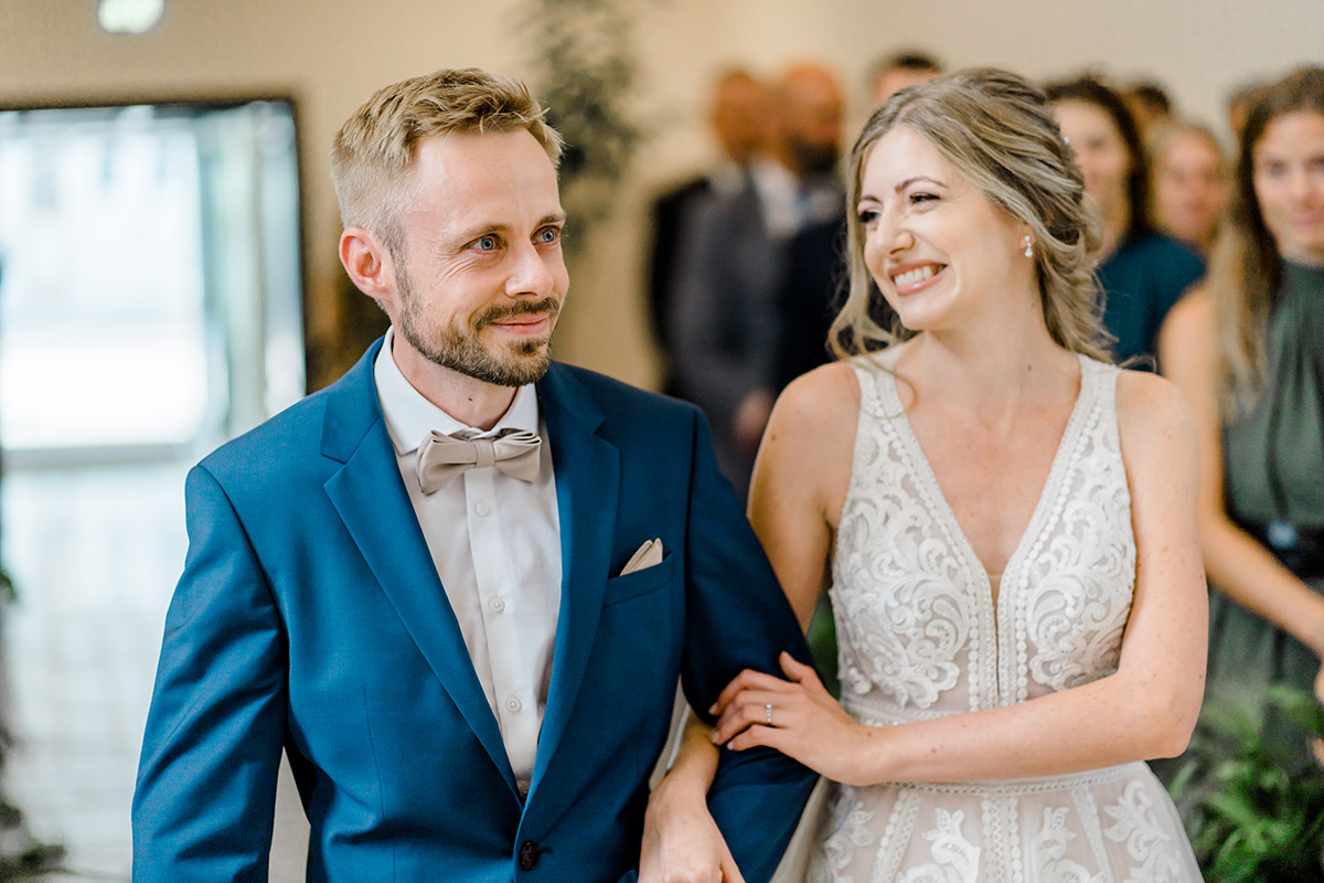 heiraten Refugium Hochstrass Hochzeit im Freien heiraten standesamtliche Trauung Zeremonie greenery Hochzeit Brautpaarfotos Wald Rauchbomben Zeremoniebogen Einzug Bruder