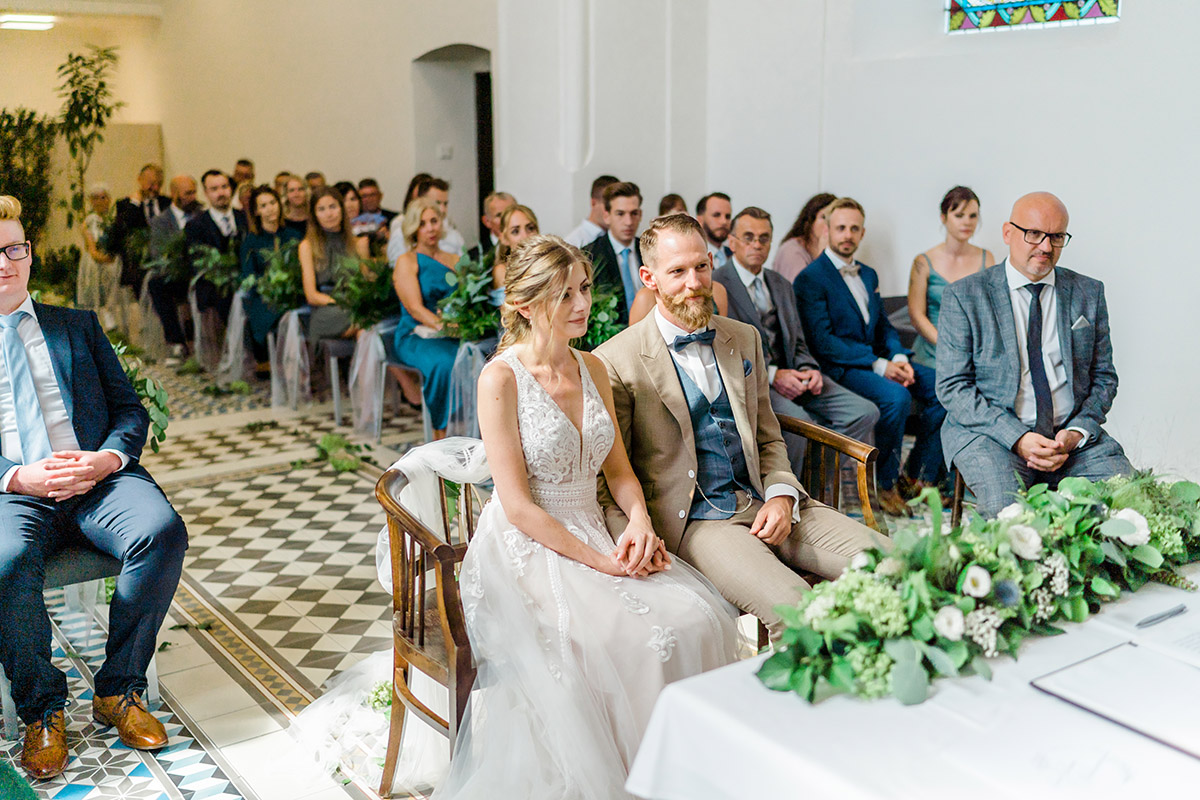 heiraten Refugium Hochstrass Hochzeit im Freien heiraten standesamtliche Trauung Zeremonie greenery Hochzeit Brautpaarfotos Wald Rauchbomben Zeremoniebogen