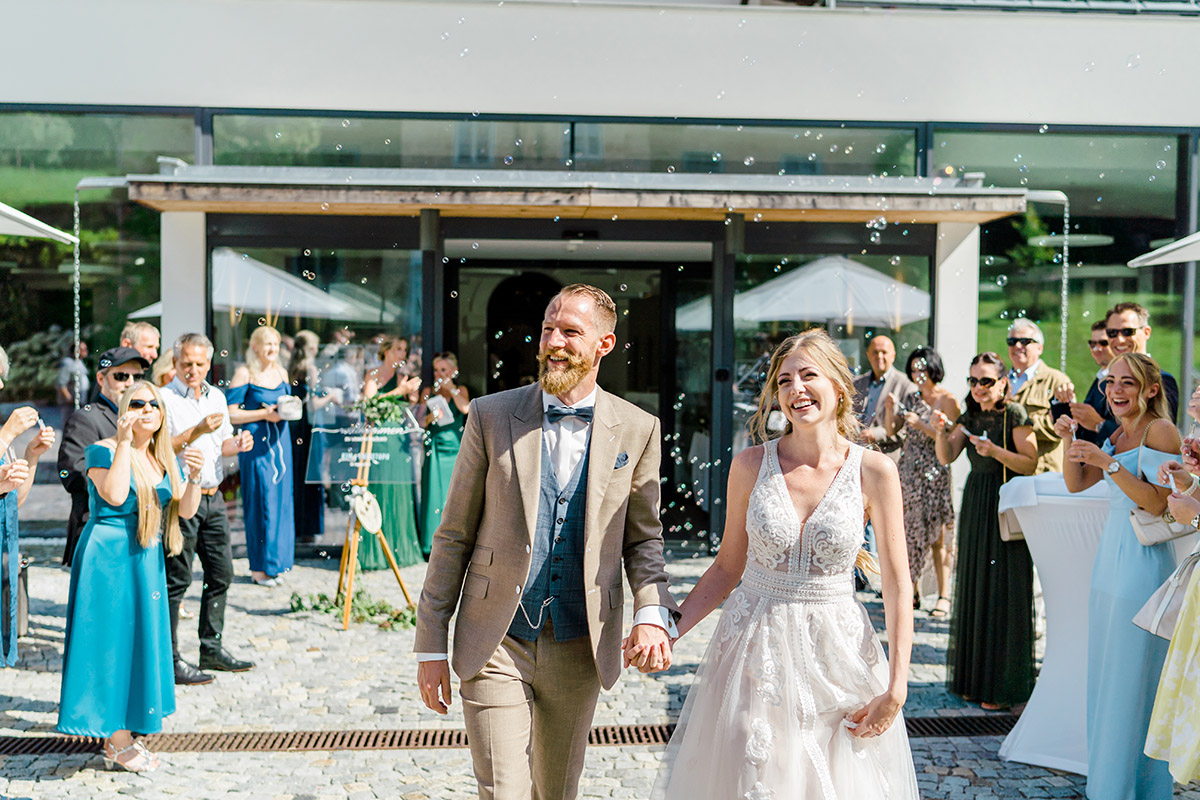 heiraten Refugium Hochstrass Hochzeit im Freien heiraten standesamtliche Trauung Zeremonie greenery Hochzeit Brautpaarfotos Wald Rauchbomben Auszug