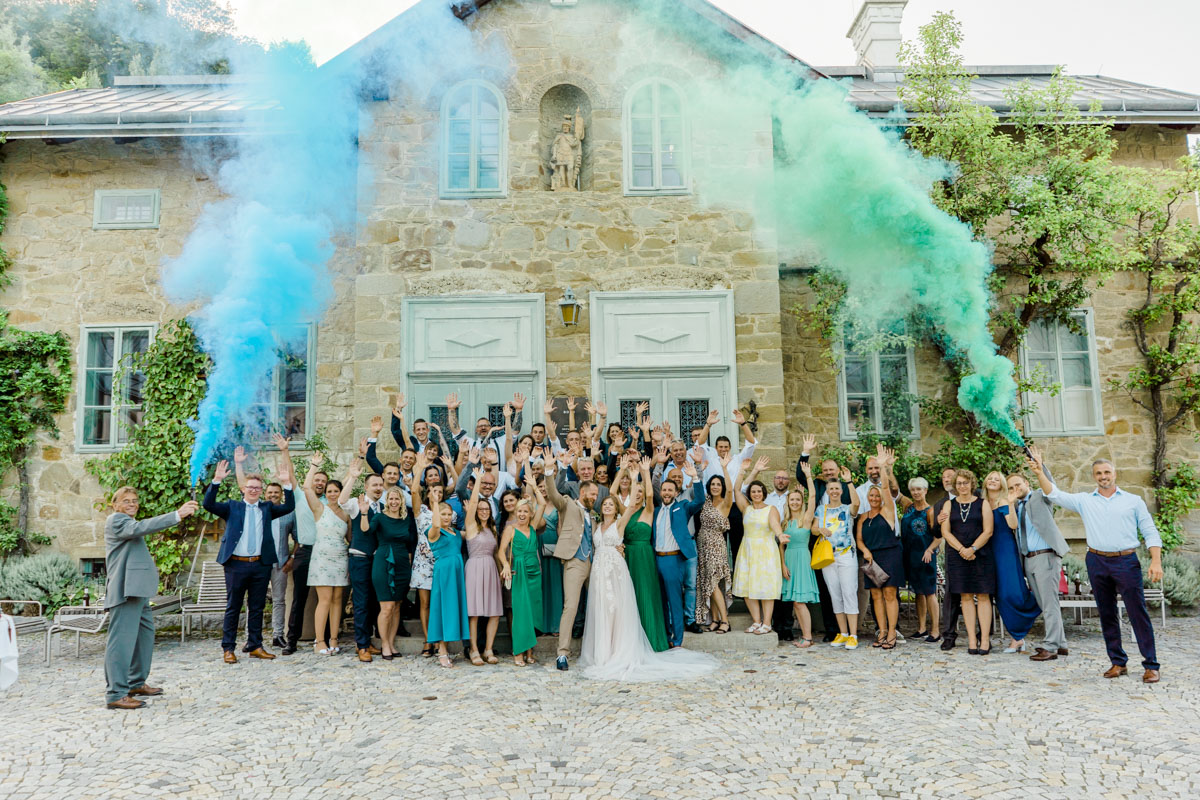 heiraten Refugium Hochstrass Hochzeit im Freien heiraten standesamtliche Trauung Zeremonie greenery Hochzeit Brautpaarfotos Wald Rauchbomben Agape Gruppenfoto Rauchbomben